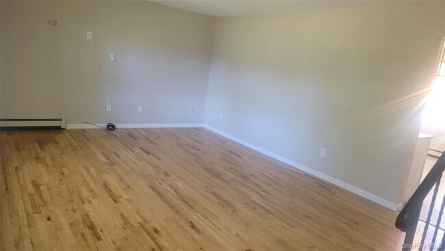 Foto del edificio - 8082-82 Laurel Blvd