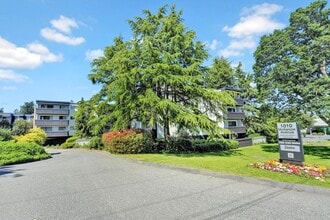 Building Photo - McKenzie Manor Apartments