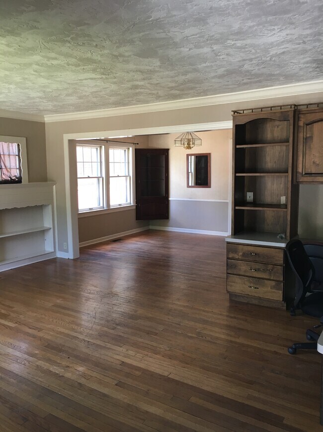 1307 E 7th St Unit 1, Anderson, IN 46012 Apartments in Anderson, IN