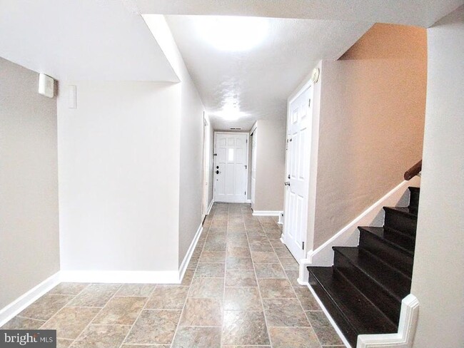 Building Photo - 2850 Eastwood Dr