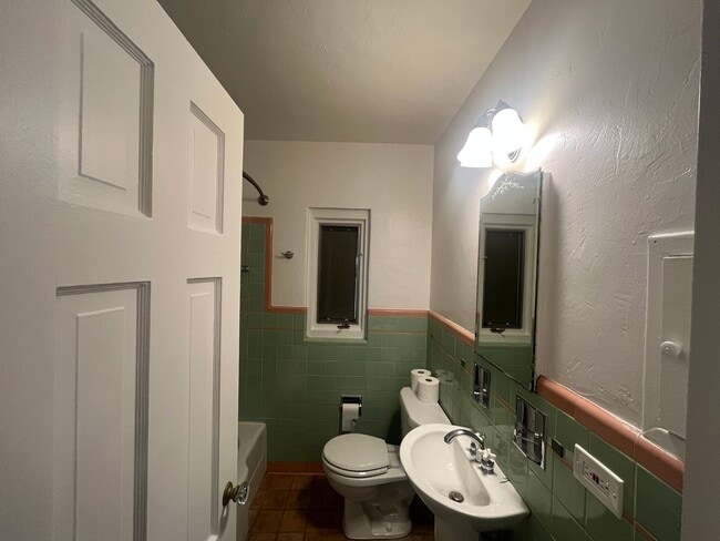 Building Photo - 2 bed 2 bath Ranch style home in Montclair neighborhood!