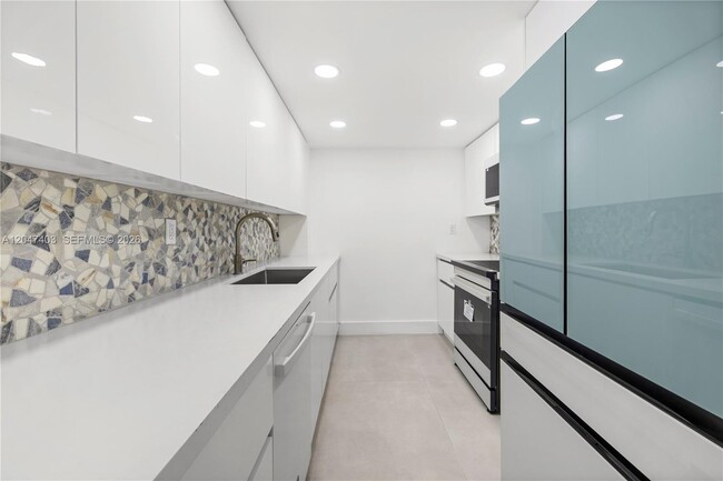 Building Photo - 2457 Collins Ave