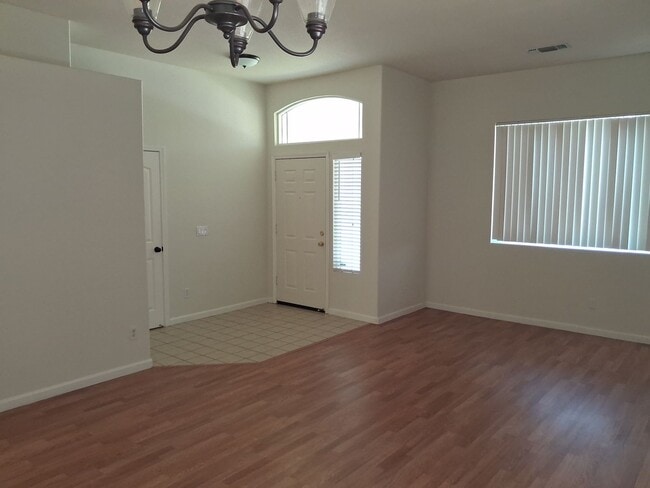 Building Photo - 3 Bedroom 2 Bath in a Gated Community - Available now