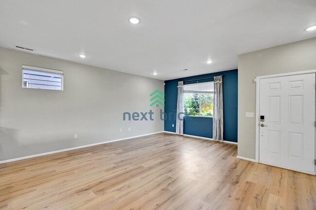 Building Photo - 4 BED & 2.5 BATH FOR RENT
