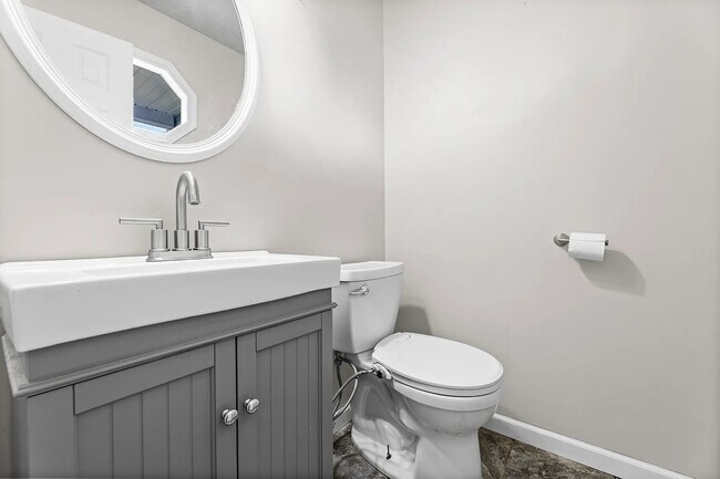 Building Photo - 328 Regency Ave