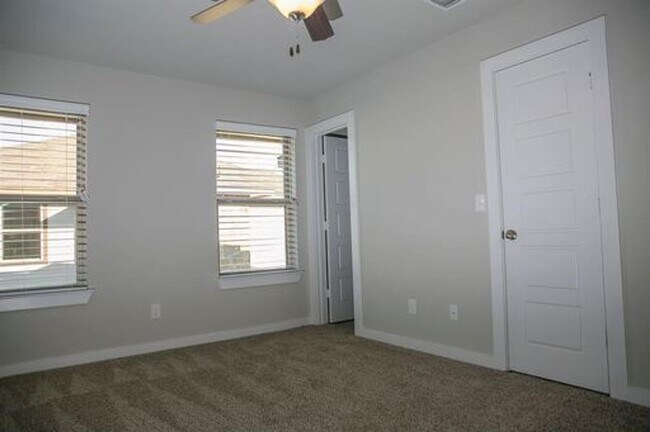 Foto del edificio - 117 Calm Water Loop