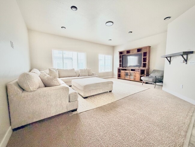 Building Photo - Beautiful 3-Story Townhome | 4 Bedrooms | 3 Baths | 2-Car Garage | Hyrum, Utah