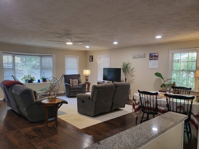 Foto del edificio - 5111 Cavalier Dr SE