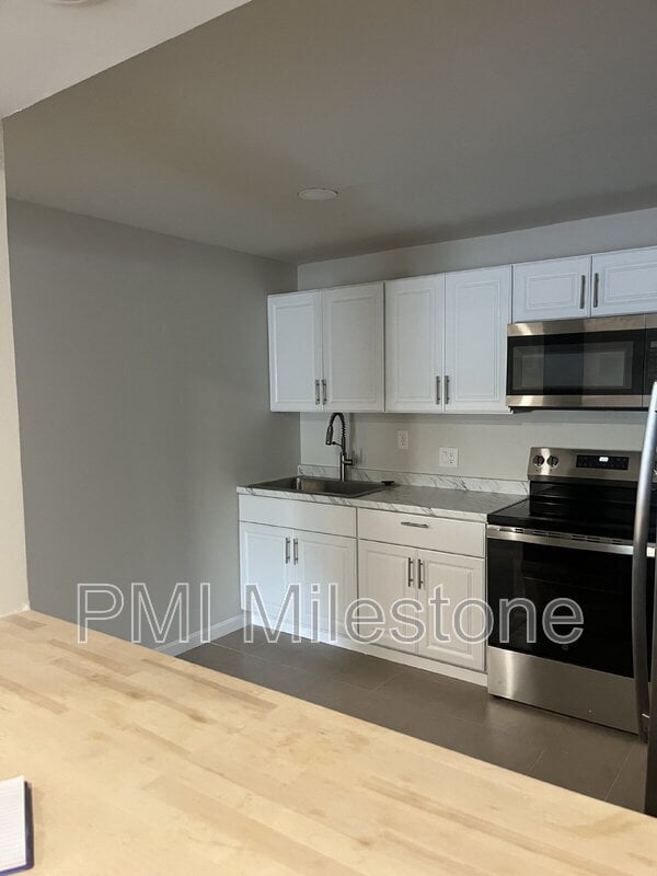 Building Photo - 9734 Dumbarton Dr