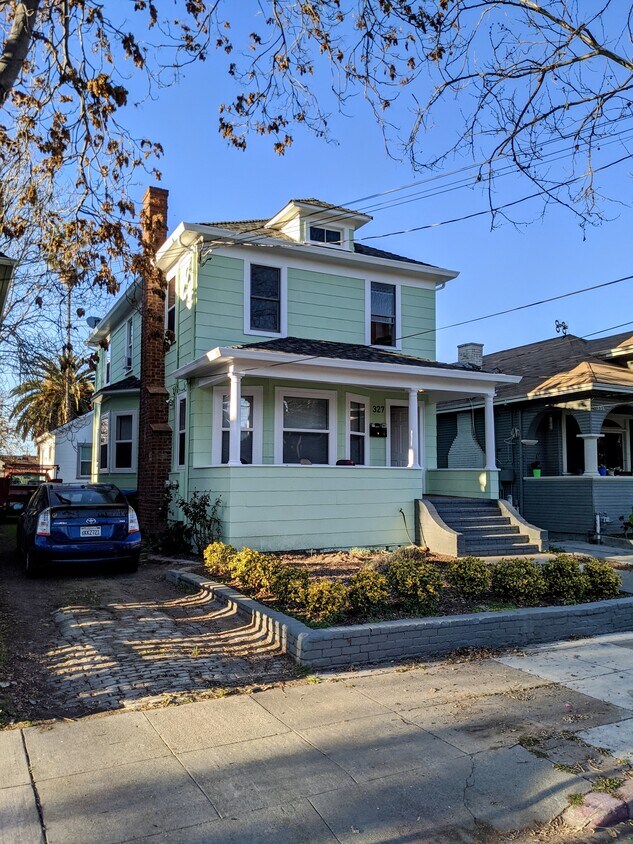 Primary Photo - 327 E St John St