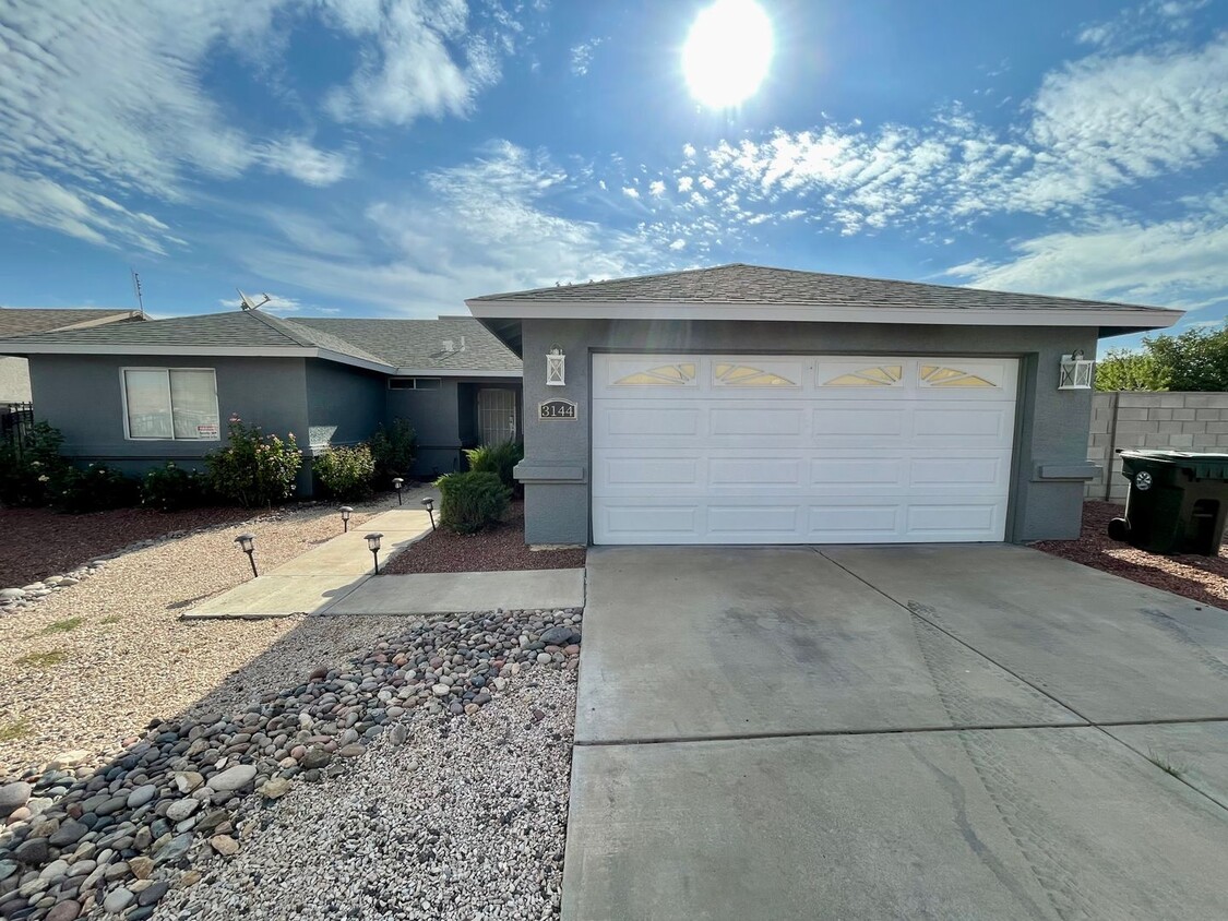 Foto principal - Nice 3 Bedroom Home on Double Lot!