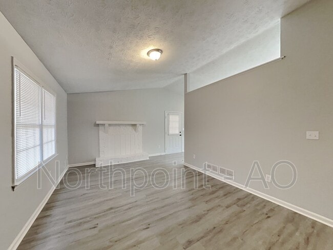 Foto del edificio - 2255 Azalea Dr