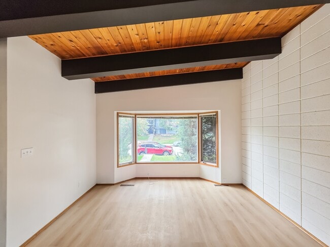 Building Photo - 612-656 56 Ave SW
