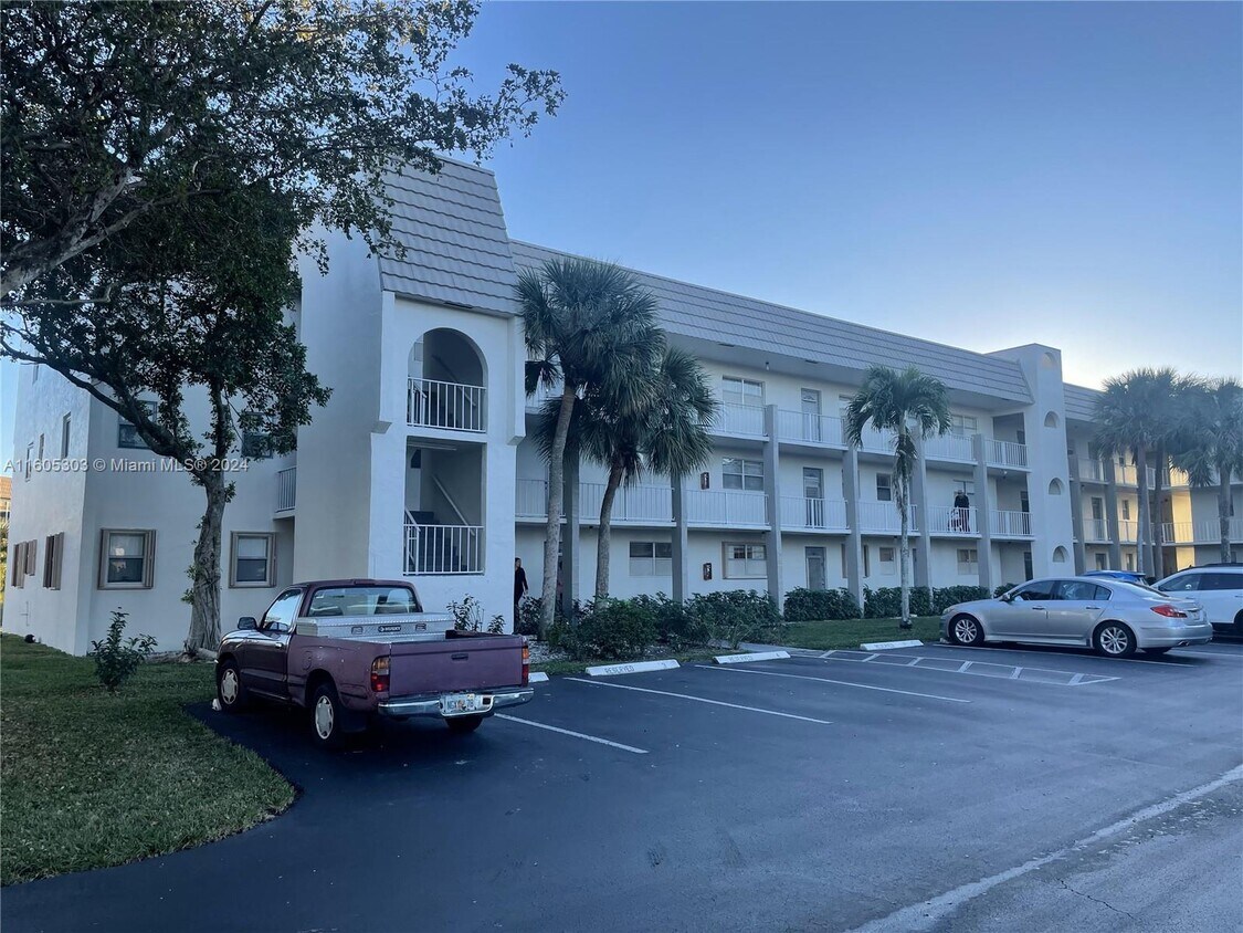 Primary Photo - 4112 SW 61st Ave