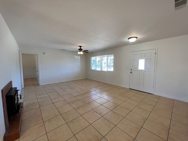 Building Photo - Hesperia Home on The Mesa