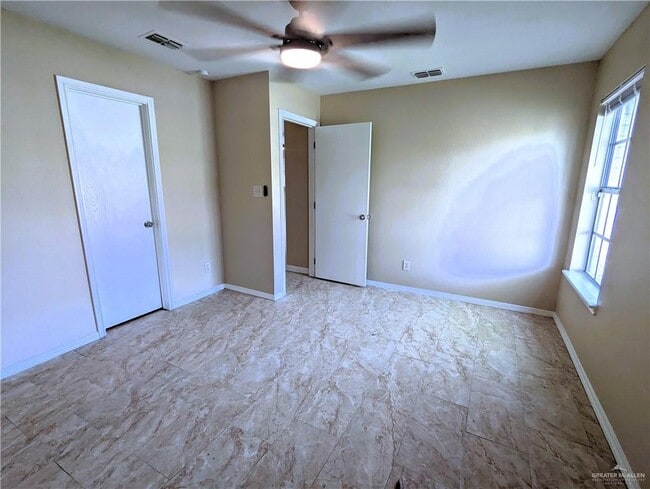 Building Photo - 1002 E Stonegate Dr