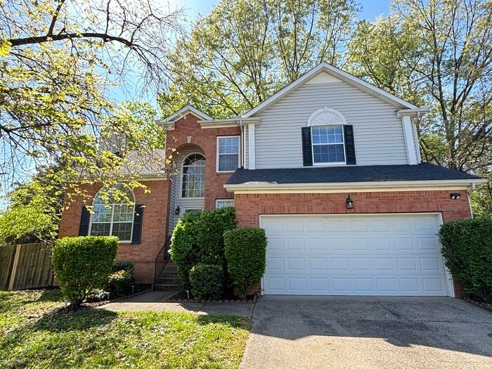 Foto principal - Oakwood home with 3 bedrooms, 2 car garage...