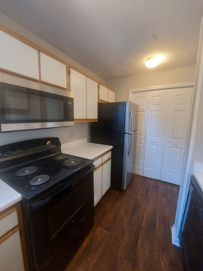 Building Photo - 300 Waterdown Dr