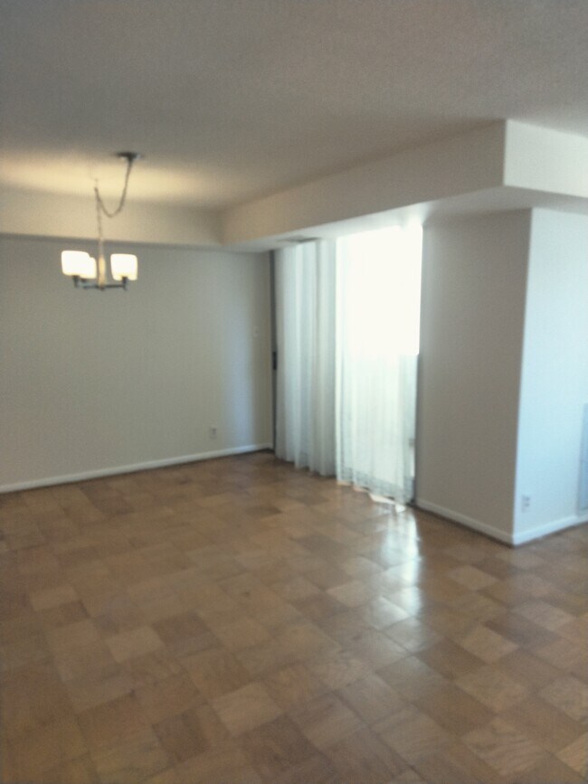 Living/Dining Room - 4601 N Park Ave