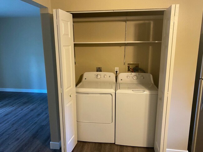 Foto del edificio - In-unit laundry, minutes from Madison and ...