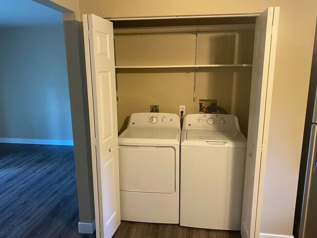 Building Photo - In-unit laundry, minutes from Madison and ...