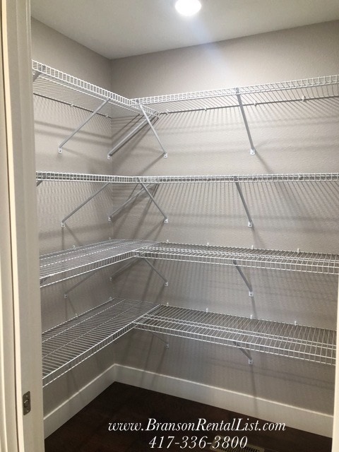 Building Photo - Clean and coming soon!