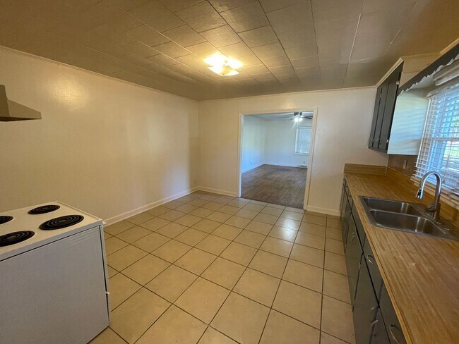 Building Photo - 3 bedroom 1.5 bath house available