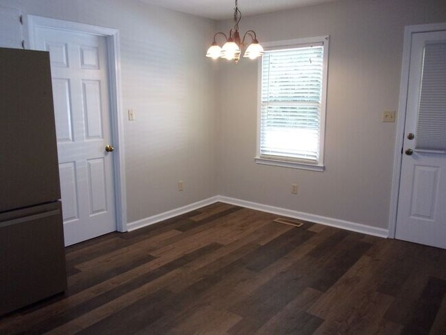 Building Photo - Off McConnells Hwy 3 Bedroom 1 Bath Brick ...