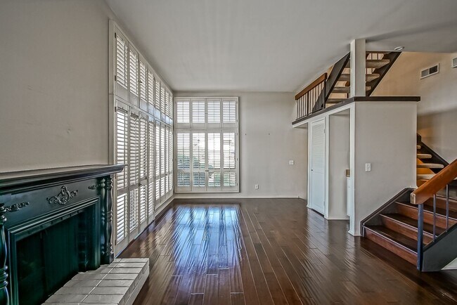 Foto del edificio - REMODELED, SPACIOUS & BRIGHT OCEAN-FACING CONDO IN BEAUTIFUL COMPLEX PERCHED ABOVE HOLLYWOOD RIVI...