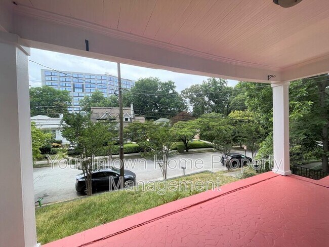 Foto del edificio - 639 Somerset Terrace NE