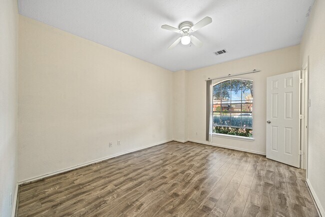 Foto del edificio - 15727 Schumann Ln