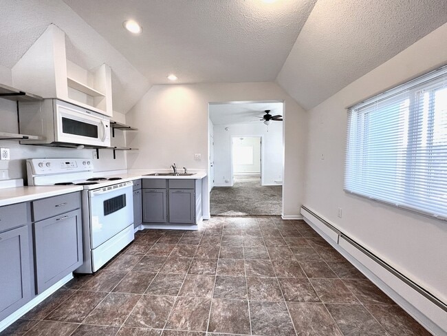 Building Photo - 43 Lyton Pl W