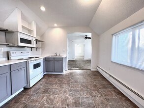 Building Photo - 43 Lyton Pl W