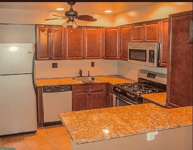 Kitchen w/ breakfast bar (granite counters) - 5004 N Convent Ln