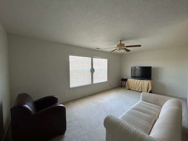 Building Photo - 5 Bedroom / 2.5 Bathroom Home in NE Madras