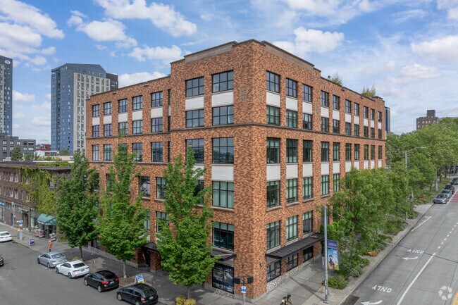 Foto del edificio - z-051425-Russell Hall