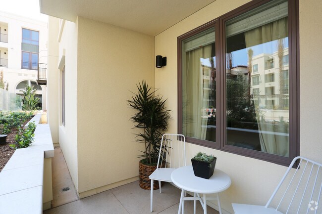 2HAB, 2BA - Patio - Avila