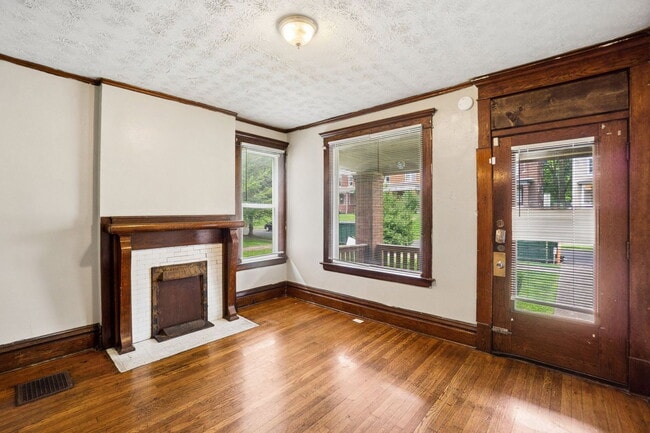 Building Photo - 293 E 14th Ave
