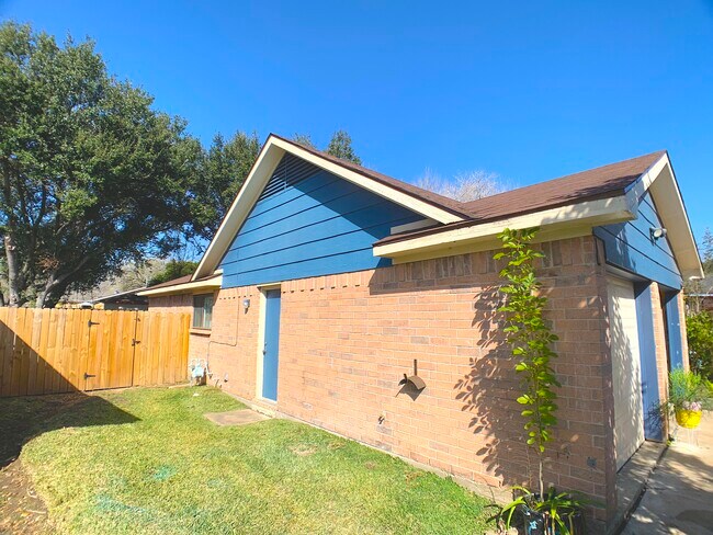 Foto del edificio - 2118 Maple Cir