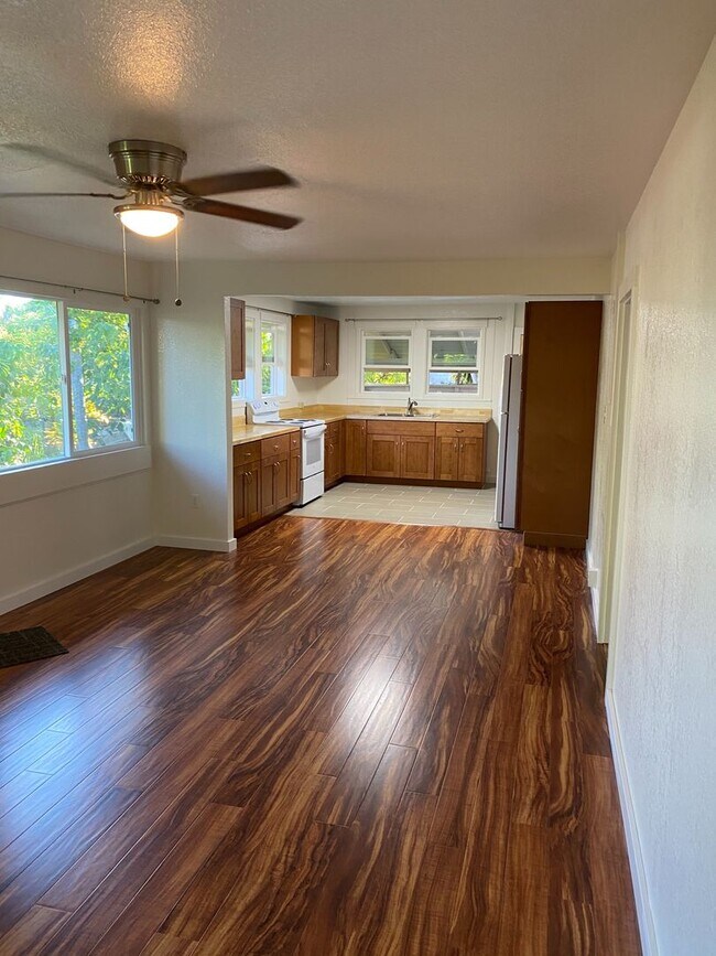 Foto del edificio - Two Bedroom, One Bathroom House With Washe...