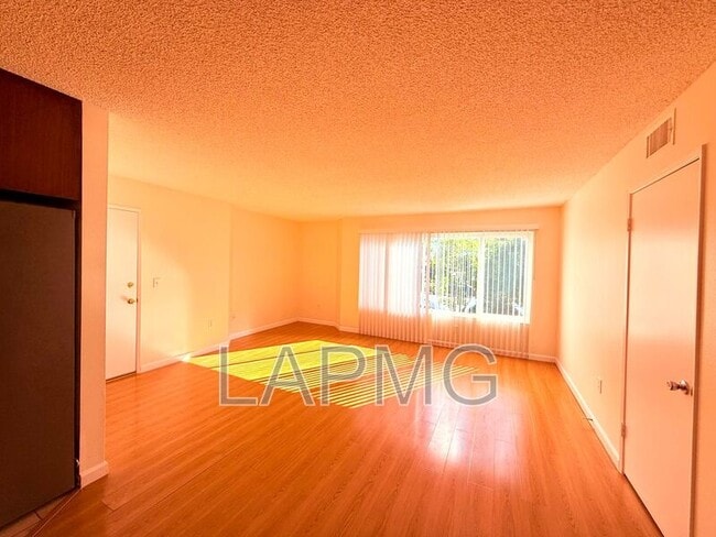 Foto del edificio - 1059 Western Ave