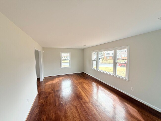 Foto del edificio - 4 Bedroom 2.5 Bath Tri-level home