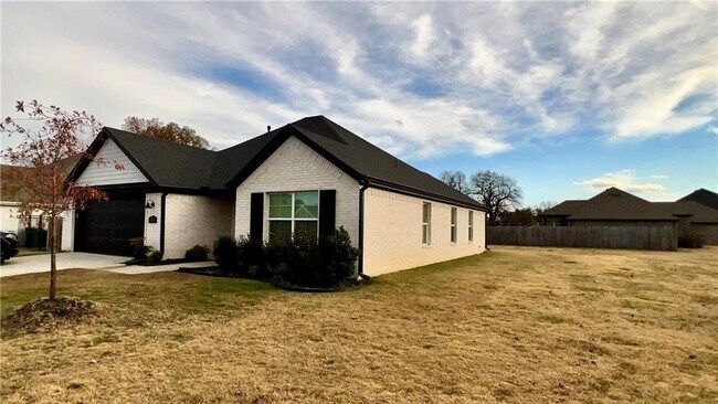 Building Photo - 331 W Taverner Xing