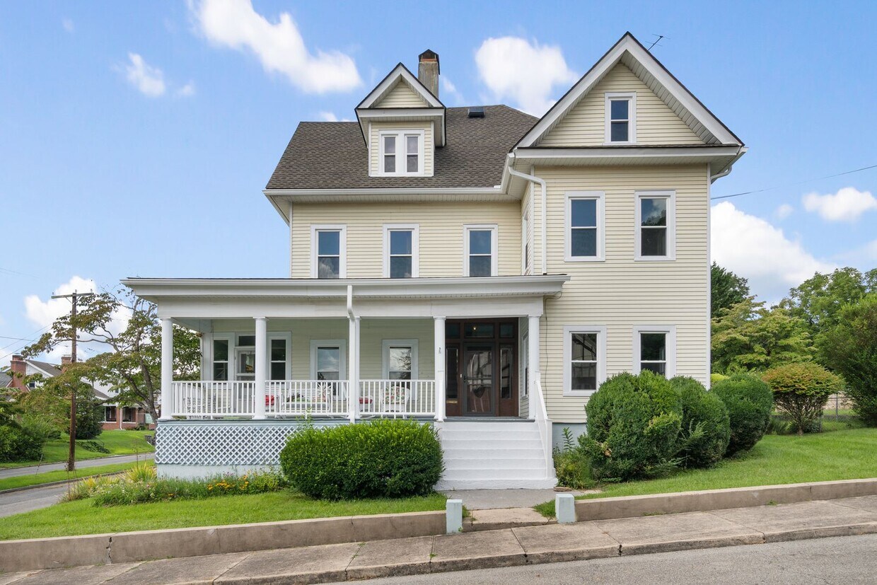 Foto principal - 4 to 5 bed / 2 Bath Pet Friendly Just remo...