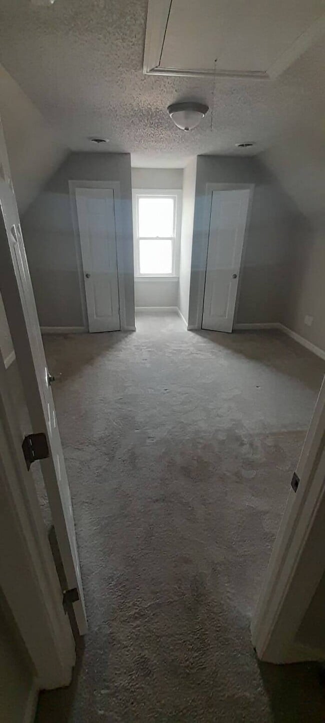 Building Photo - 4 Bedrooms 2.5 Bath