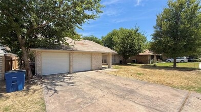 Building Photo - 10105 Oak Hollow Dr