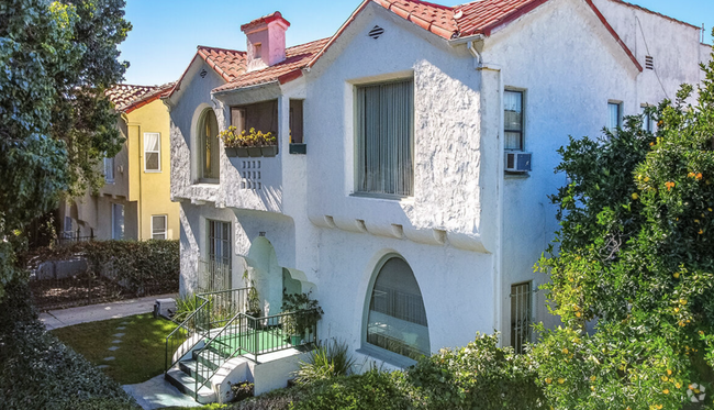 A leafy native garden awaits you - 2807 Hillcrest Dr