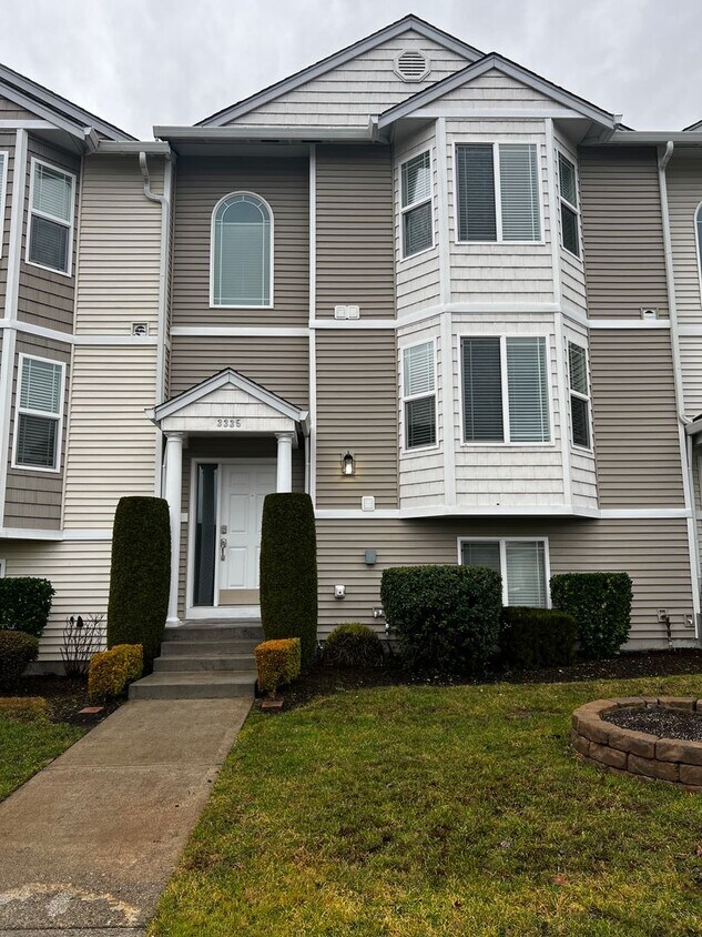 Primary Photo - 3 Bedroom 3.5 Bath Townhouse for Rent