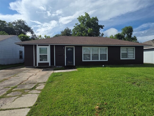 Building Photo - 705 N Circle Dr