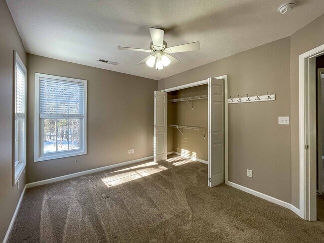 Foto del edificio - Spacious Four-Bedroom in Candler